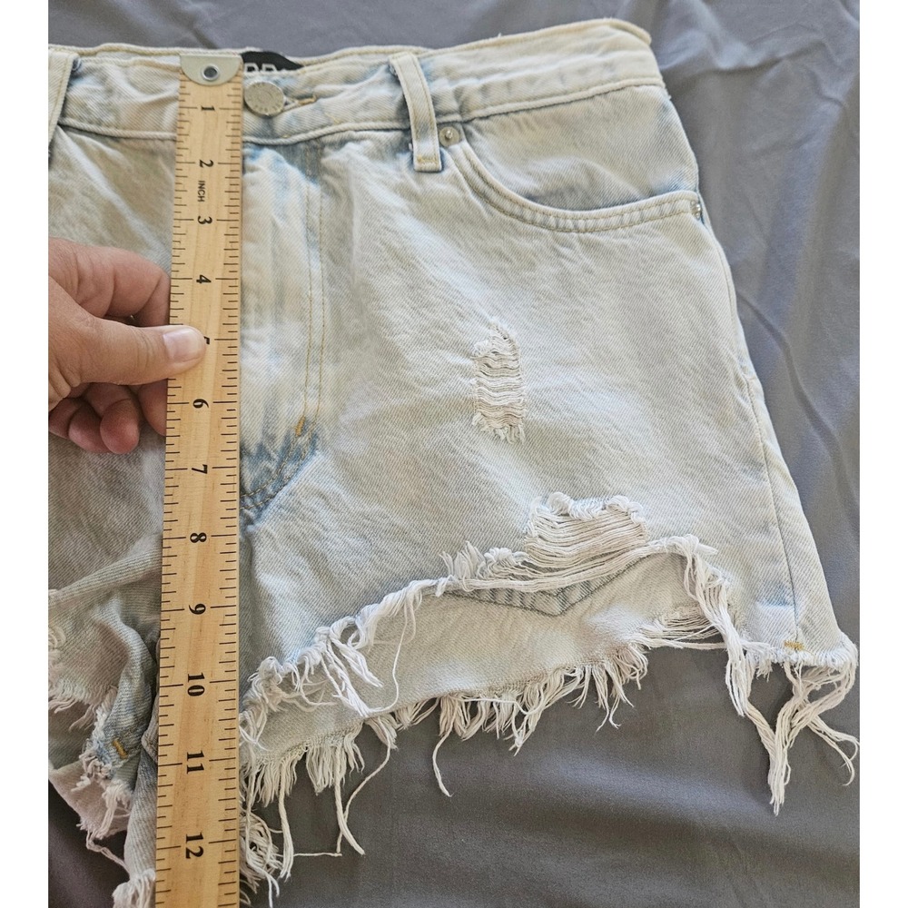 BDG Girlfriend High-Rise Denim Shorts Womens 27 Light Blue Excellent‎ Distressed - Picture 8 of 8
